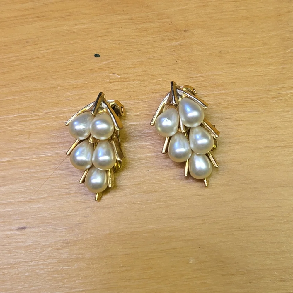 ART vintage faux pearl clip on earrings